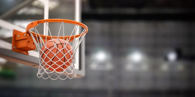 Basketballball, der die gewinnenden Punkte auf Basketballnetzreifen auf Basketballarena erzielt