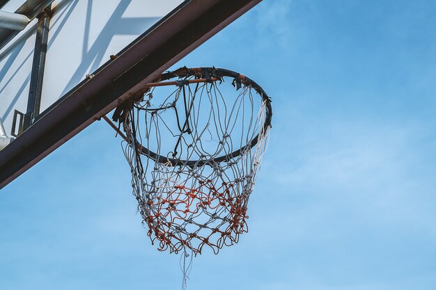 Basketballkorb gegen blauen Himmel