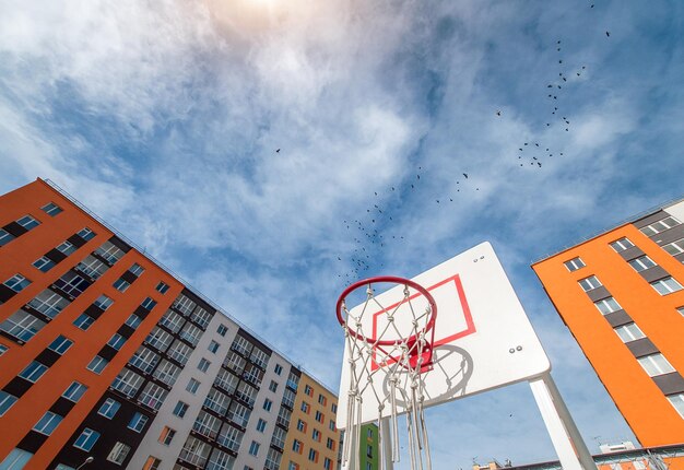 Basketballkorb gegen den blauen Himmel