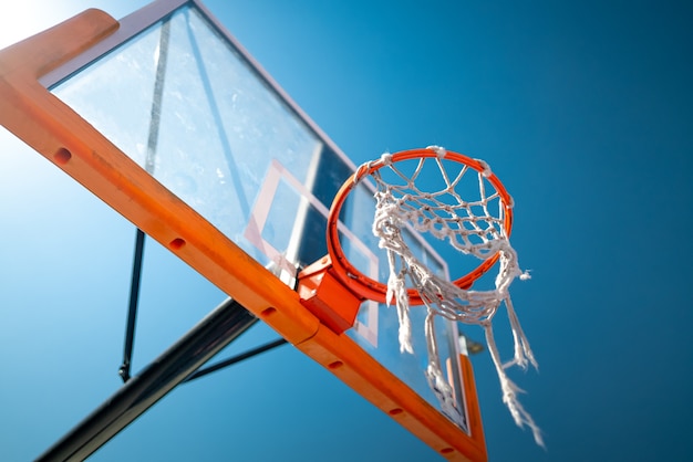 Basketballkorb hautnah im Freien blauer Himmel im Hintergrund