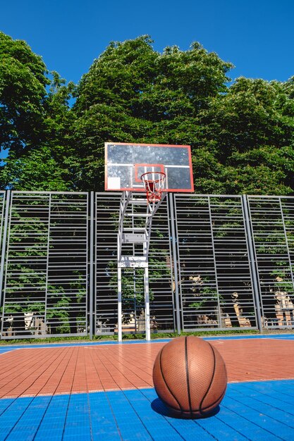 Basketballkorb im Freien