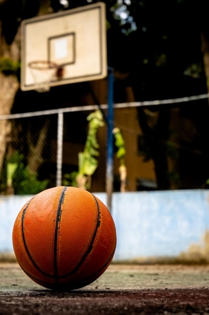 Basketballkorb und Ball im Park