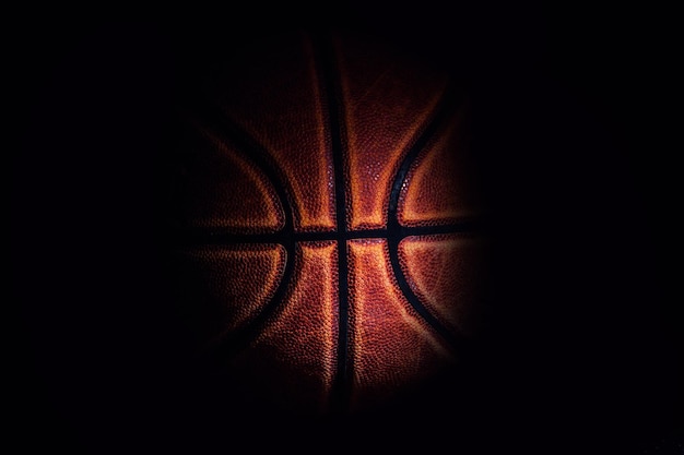 Basketballkugel auf schwarzem Hintergrund