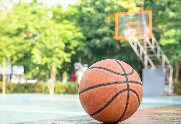 Basketballleder auf dem Holzstuhl mit Wassertröpfchen