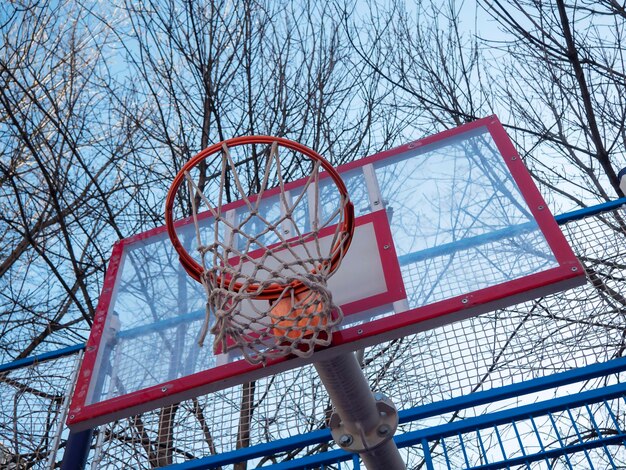 Basketballringe Ansicht von unten Sportplatz für Ballspiele