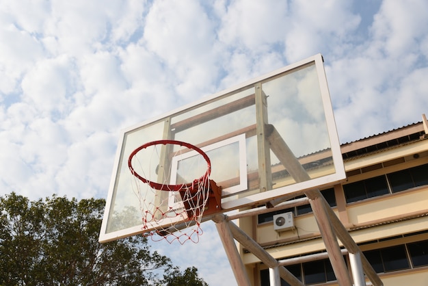 Basketballrückenbrett mit Basketballkorb und schöner Himmel am sonnigen Tag.