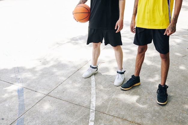 Basketballspieler auf Asphaltplatz