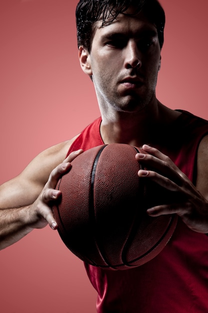 Basketballspieler auf einer roten Uniform