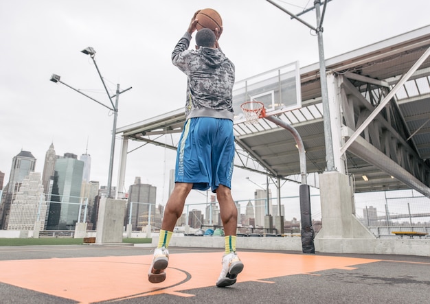 Basketballspieler, der auf dem Platz spielt