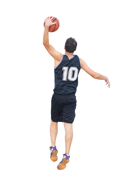 Basketballspieler, der mit der linken Hand auf weißem Hintergrund eintaucht
