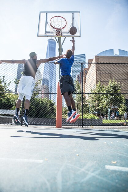 Basketballspieler im Freien spielen