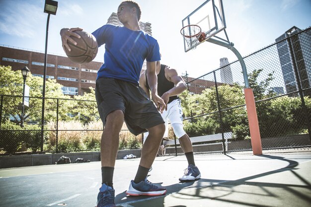 Basketballspieler im Freien spielen