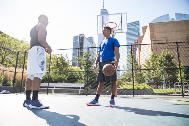 Basketballspieler im Freien spielen