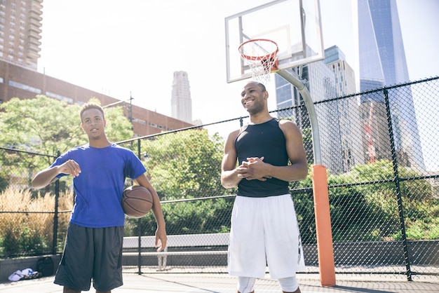 Basketballspieler im Freien spielen