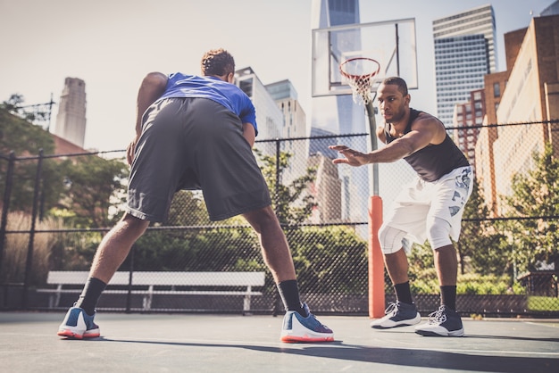 Basketballspieler im Freien spielen