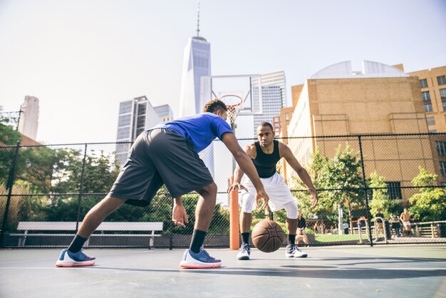 Basketballspieler im Freien spielen