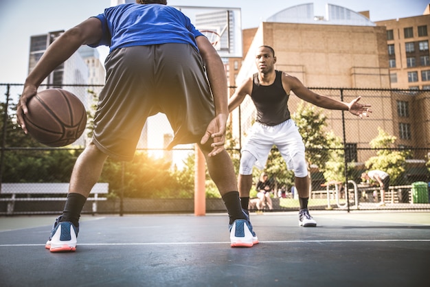 Basketballspieler im Freien spielen