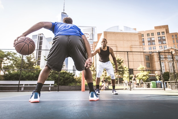 Basketballspieler im Freien spielen