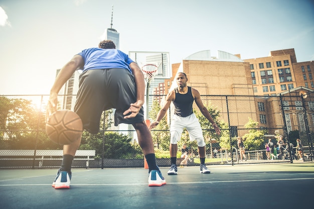 Basketballspieler im Freien spielen