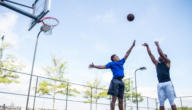 Basketballspieler im Freien spielen