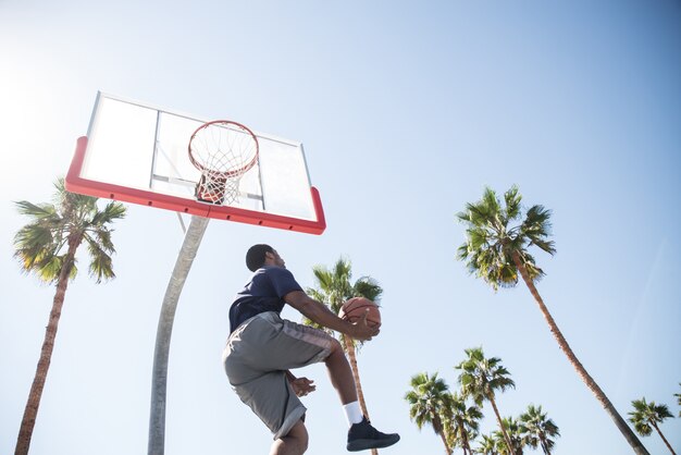 Basketballspieler macht einen Dunk