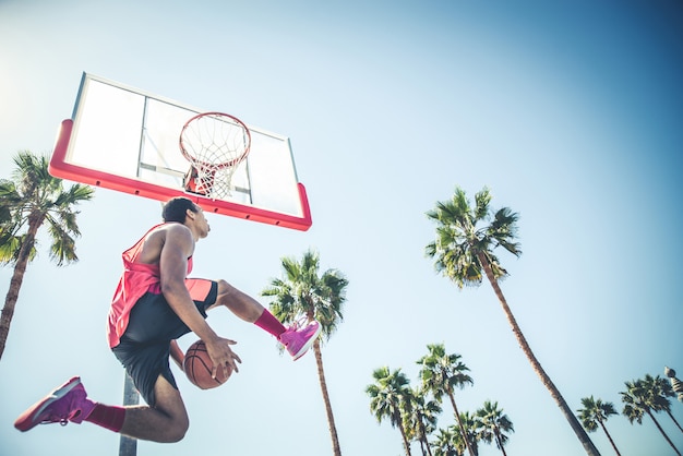 Basketballspieler macht einen Dunk