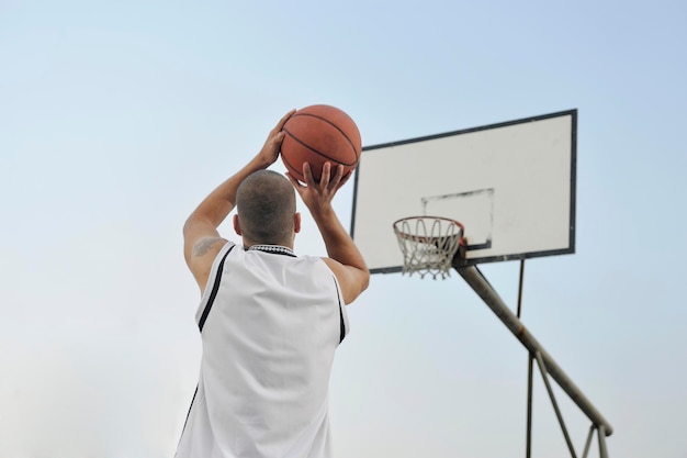 basketballspieler üben und posieren für das basketball- und sportathletenkonzept