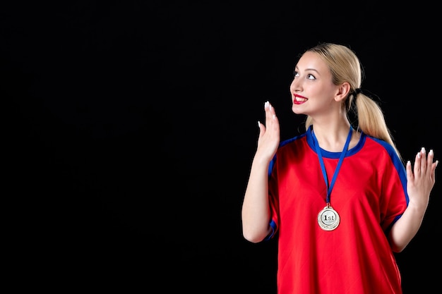 Basketballspielerin mit goldener Medaille auf dunklem Hintergrund Trophäenspielathlet