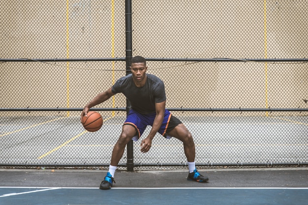 Basketballspielertraining im Freien