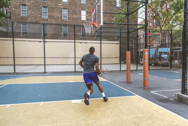 Basketballspielertraining im Freien