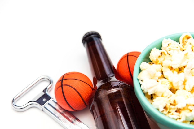 Basketballspielparty Bierflasche mit Basketball und Popcorn