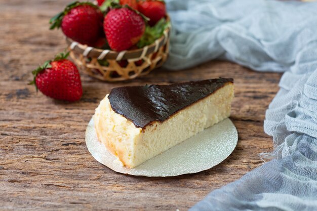 Baskisch verbrannter Käsekuchen Keto auf Holztisch.