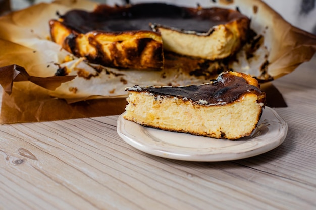 Baskisches verbranntes Käsekuchenstück auf dem Teller