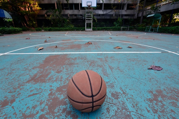 Foto basquete antigo com quadra antiga