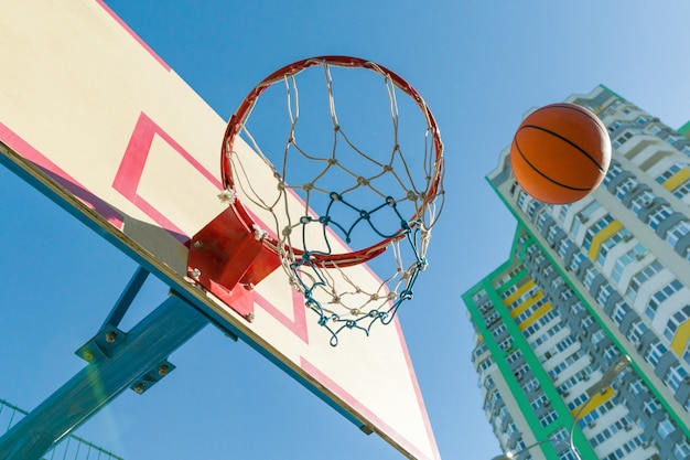 Basquete de rua, close-up do anel de basquete e bola