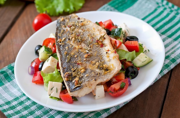 Bassas marinas al horno con ensalada griega