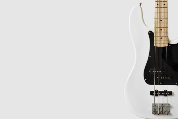 Bassgitarre isoliert auf weißem Hintergrund