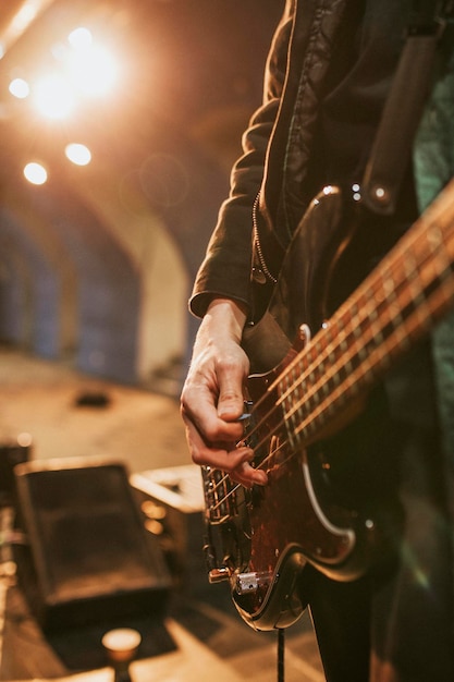 Bassist spielt auf der Bühne