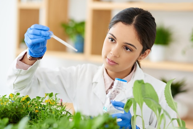 Basta con una gota Fotografía de un joven científico que trabaja con muestras de plantas en un laboratorio