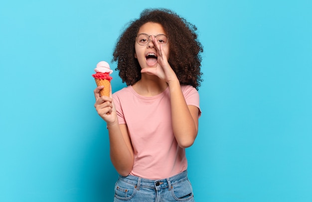 Bastante adolescente afro se siente feliz