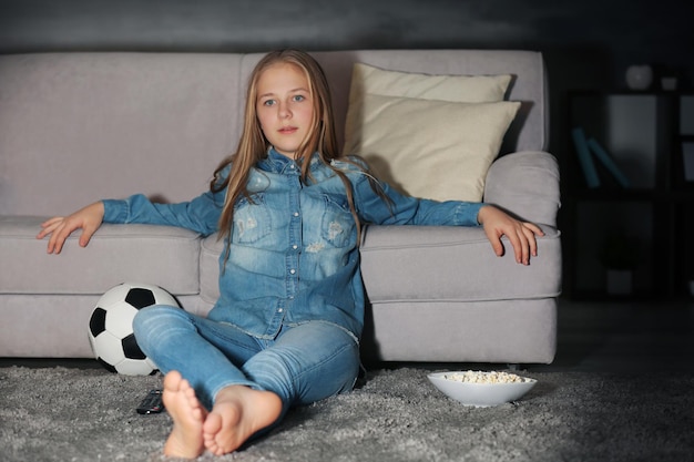 Bastante adolescente viendo un partido de fútbol tarde en la noche