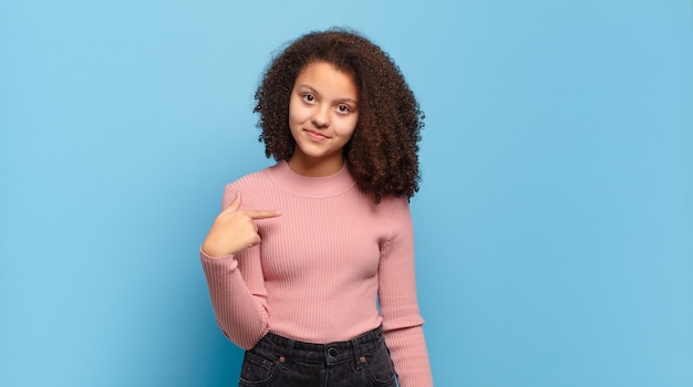 bastante, afro, niña negra, contra, pared aislada