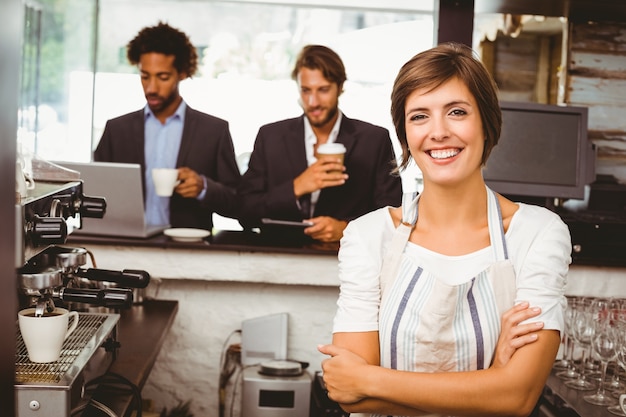 Foto bastante barista sonriendo a la cámara