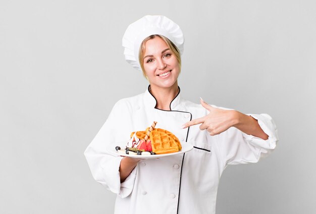 Bastante caucásica restaurante chef mujer cocinando gofres