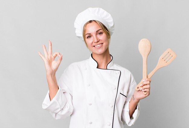 Bastante caucásica restaurante chef mujer con herramienta de madera