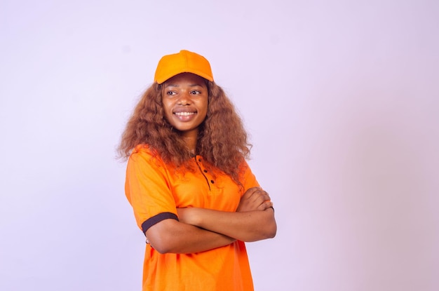 Bastante emocionada mujer feliz sonrisa joven atractiva chica retrato soporte manos dobladas usar camisa mirando a la cámara dientudo sonriendo aislado sobre fondo blanco.