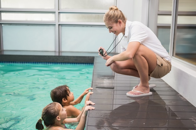 Bastante entrenador de natación sonriendo a la cámara