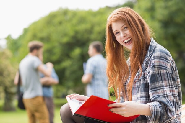 Foto bastante estudante estudando no campus