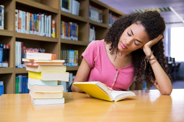 Bastante estudante que estuda na biblioteca