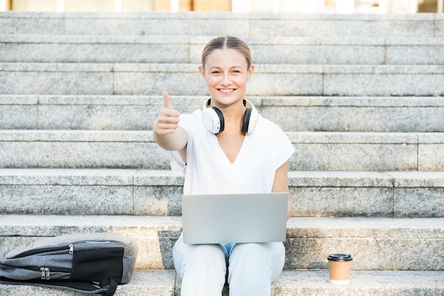 Bastante estudiante universitario haciendo señal ok